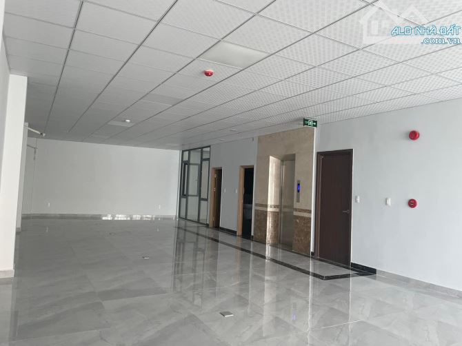 Toà nhà văn phòng cho thuê Quận 3- DT 70-120-220m, sàn rộng mới, giá tốt nhất khu vực.