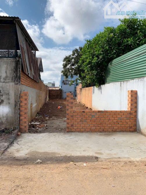 BÁN LÔ ĐẤT ĐƯỜNG NGANG AMA JHAO - DT: 4,6x25m ( NỞ HẬU 6m ) - H: TÂY BẮC - TC:100% - 3,3TỶ