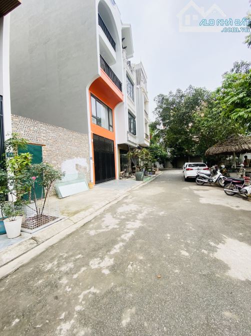 Bán đất TDC Giang Biên DT:67m2 x4 m2 . Ngõ thông ô tô tránh nhau . Đầu Tư . Giá :14,2 Tỷ