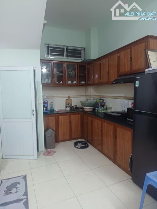 Bán nhà Hoàng Quốc Việt, dt55m, 4 tầng dân xây, gần ô tô, gầm phố.