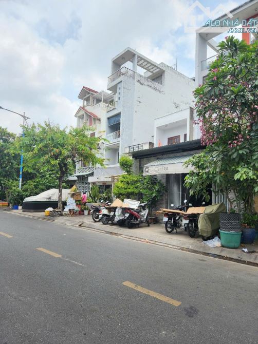 Bán nhà MT Lò Gốm view sông ( 6,4 X 18 ) 4 tầng đúc trệt đang cho thuê giá 12,95 tỷ.