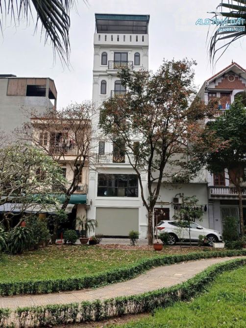 Bán nhà 6 tầng, thang máy, 42m2 phố Trạm, Long Biên, view vườn hoa