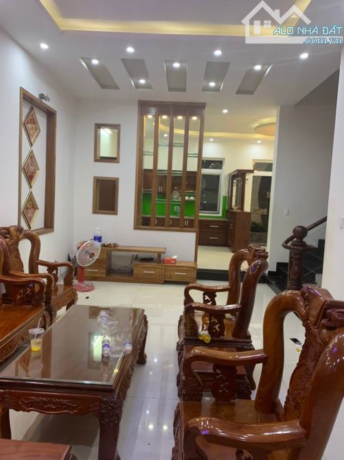 Cần Bán Nhà 1 Trệt 3 Lầu Mặt Tiền Đường Nguyễn Thị Minh Khai 128m2(7.5x16.21m) Giá: 17.8Tỷ