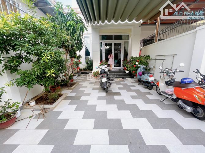 BÁN NHÀ ĐẸP LUNG LINH, HƯỚNG ĐÔNG NAM, GẦN BIỂN, 139m2 NGANG 6m, SỔ HỒNG _GIÁ TỐT 11.5 TỶ