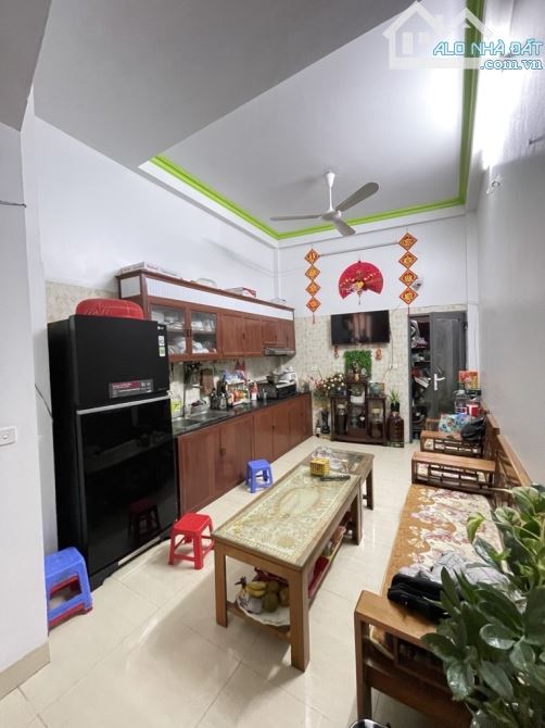 BÁN NHÀ TRUNG TÂM LONG BIÊN-SÁT NGỌC LÂM-CHỈ 6,9 TỶ-Ô TÔ 7 CHỖ DÔD CỬA-DÂN XÂY-THOÁNG SÁNG