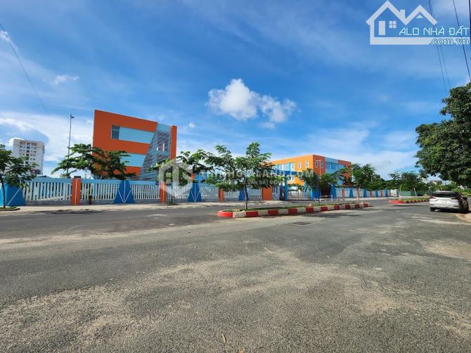 BÁN NHÀ VỊ TRÍ ĐẸP, NGAY TRƯỜNG HỌC KHU ĐÔ THỊ CHÍ LINH, 105M2, GIÁ 8.6 TỶ