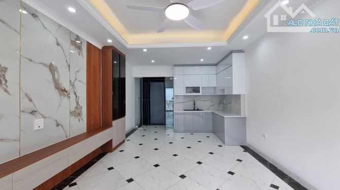 Bán nhà Phú Thượng, phía đường 40m, 48m2 MT 4.2m 7 tầng thang máy, Ô tô vào nhà, 10,2 tỷ