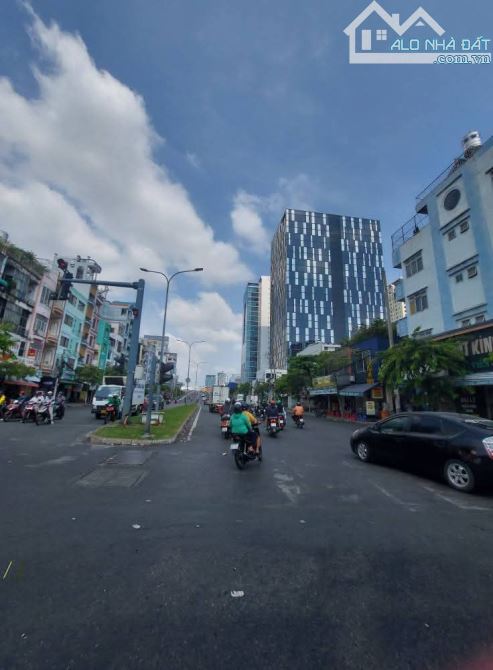 Bán nhà Hoàng Diệu, Quận 4, hẻm xe hơi, cách MT chỉ 3 căn, 4 tầng, SD 121m2, hơn 7 tỷ