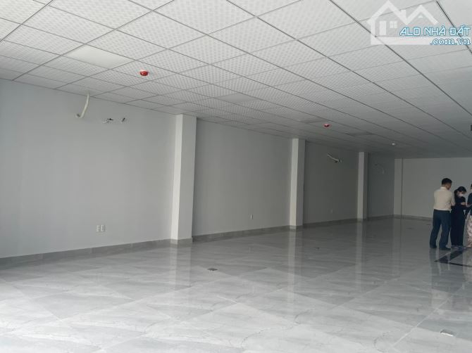 Toà nhà văn phòng cho thuê Quận 3- DT 70-120-220m, sàn rộng mới, giá tốt nhất khu vực. - 1