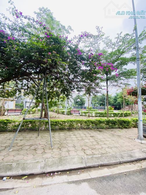 Bán đất TDC Giang Biên DT:67m2 x4 m2 . Ngõ thông ô tô tránh nhau . Đầu Tư . Giá :14,2 Tỷ - 1