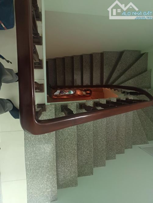 Bán nhà Hoàng Quốc Việt, dt55m, 4 tầng dân xây, gần ô tô, gầm phố. - 1