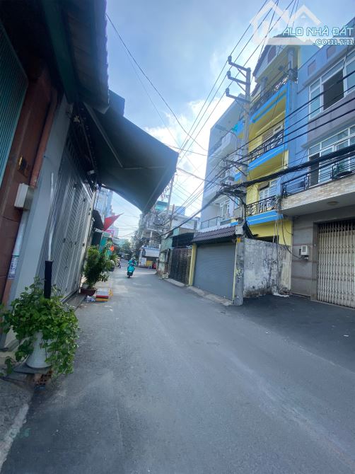 Bán đất tặng C4 - Đường nhựa 8M- 6X20M - Ngay Emart 2 nhỉnh 12 tỷ - 1