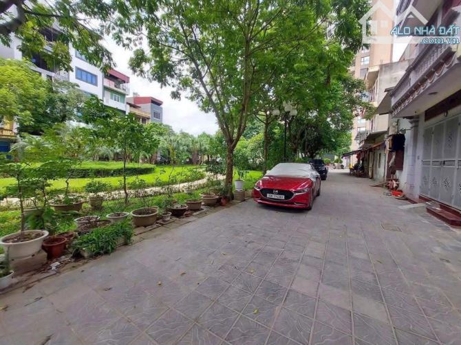 Bán nhà 6 tầng, thang máy, 42m2 phố Trạm, Long Biên, view vườn hoa - 1