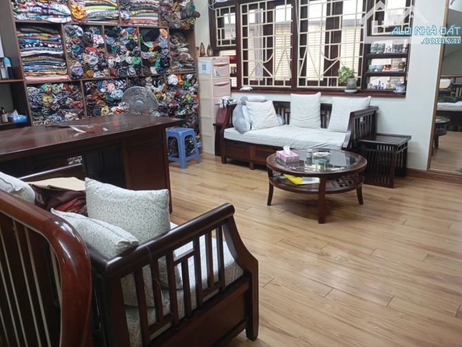 Chính chủ cần bán nhà phố Tôn Thất Thiệp, Ba Đình 40m, 10 tầng, mặt tiền 5m, giá 14.8 tỷ.