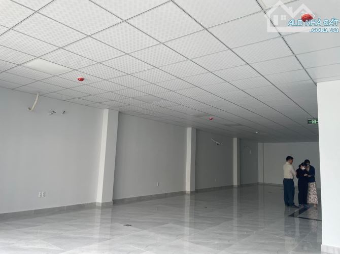 Toà nhà văn phòng cho thuê Quận 3- DT 70-120-220m, sàn rộng mới, giá tốt nhất khu vực. - 2
