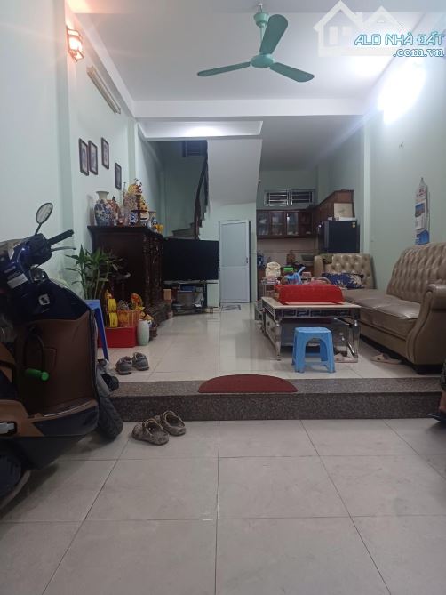 Bán nhà Hoàng Quốc Việt, dt55m, 4 tầng dân xây, gần ô tô, gầm phố. - 2