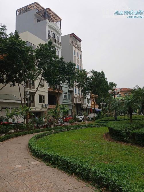 Bán nhà 6 tầng, thang máy, 42m2 phố Trạm, Long Biên, view vườn hoa - 2