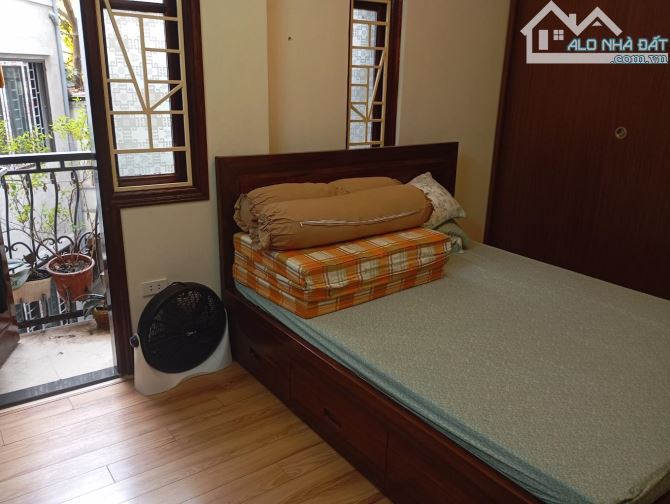 Chính chủ cần bán nhà phố Tôn Thất Thiệp, Ba Đình 40m, 10 tầng, mặt tiền 5m, giá 14.8 tỷ.