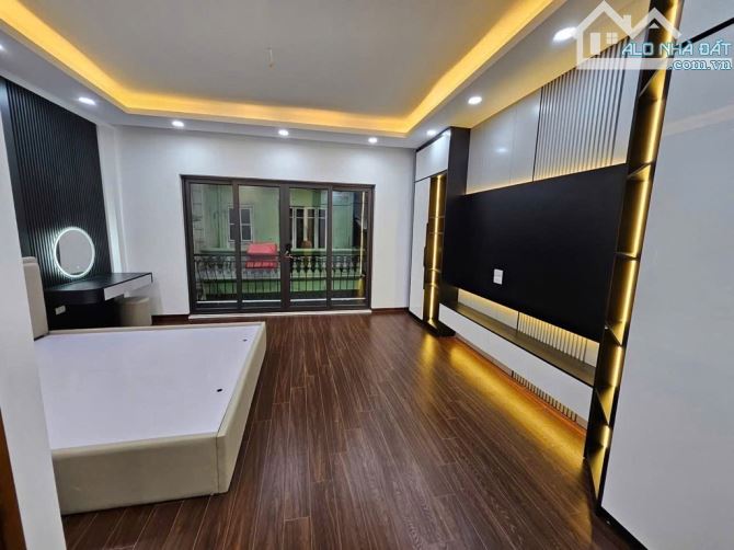 NHÀ TRƯƠNG ĐỊNH : 43M - 5 TẦNG - MT 5M, TRƯỚC NHÀ RỘNG 5M- 2 THOÁNG TRƯỚC, SAU - 2