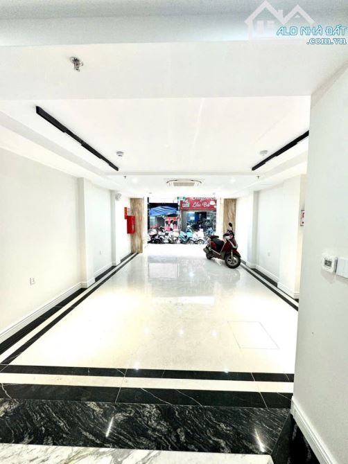 BÁN TOÀ NHÀ VĂN PHÒNG CAO CẤP - CẦU GIẤY. DT 65M 8 TẦNG THANG MÁY NHẬP KHẨU - 2