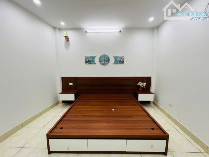 Sổ đỏ 66m2, có sân riêng, đường riêng, nhà dân xây 3 tầng full nội thất, giá 4.88 tỷ - 4