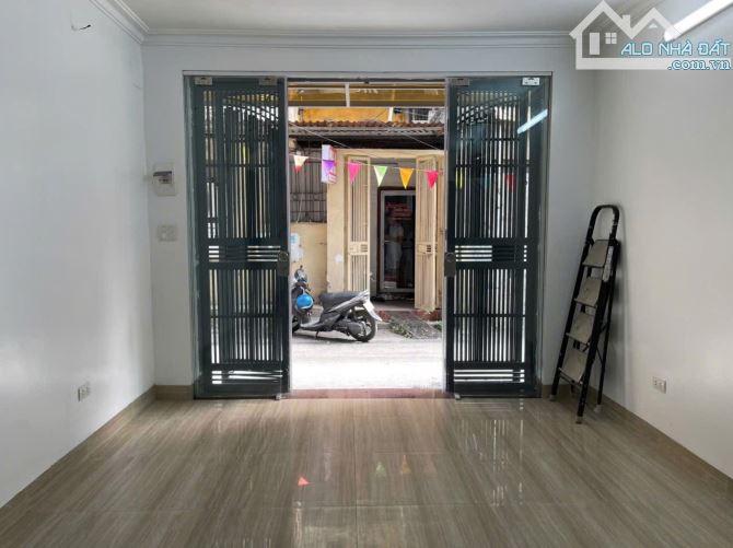 BÁN CĂN HỘ TẬP THỂ TẦNG 1 - THÀNH CÔNG - NGUYÊN HỒNG - DIỆN TÍCH 130M2 - MẶT TIỀN 7M - 5