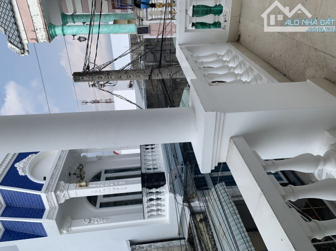 NHÀ LẦU GÓC 2 MẶT TIỀN - GIÁP Đ.SỐ 1 KHU CÁN BỘ ĐHCT - HẺM 11 NGUYỄN VĂN LINH - 8