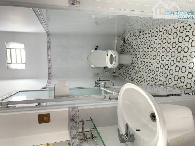 NHÀ LẦU GÓC 2 MẶT TIỀN - GIÁP Đ.SỐ 1 KHU CÁN BỘ ĐHCT - HẺM 11 NGUYỄN VĂN LINH - 9