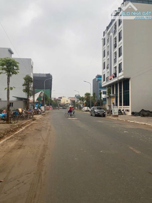 Chị gái cần bán mảnh đất dịch vụ 25.2 ha Vân Canh, vỉa hè,ô tô tránh, gần công viên