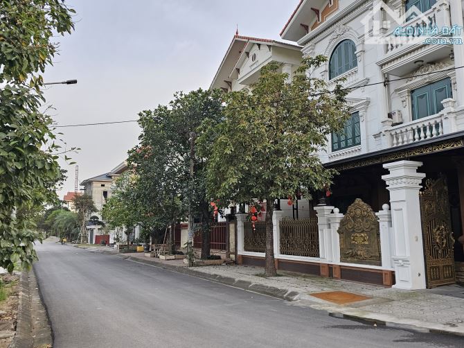 Bán đất Biệt Thự Đại Hoàng Long Nhìn Vườn Hoa DT 270 m, MT 15m, Hướng ĐN,Giá 21,9 tỷ