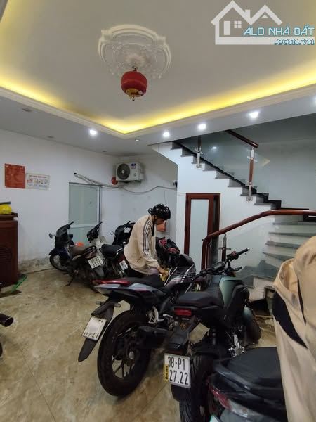 Nhà đẹp ở ngay Dịch Vọng Hậu Cầu Giấy. Sổ 50m, 5 tầng 8 ngủ MT9m Giá 11 tỷ