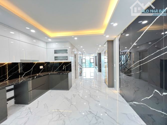 Siêu phẩm!!! Tòa nhà văn phòng Lĩnh Nam, Hoàng Mai, 125m2, 6t, giá 24.5 tỷ.