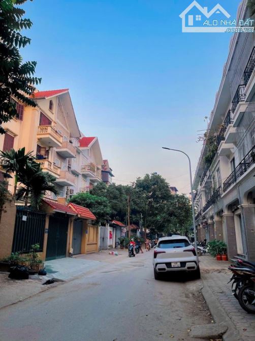 Bán Biệt thự 147m2 ở Phùng Khoang;Giá 31 tỷ;LH Phú Trần