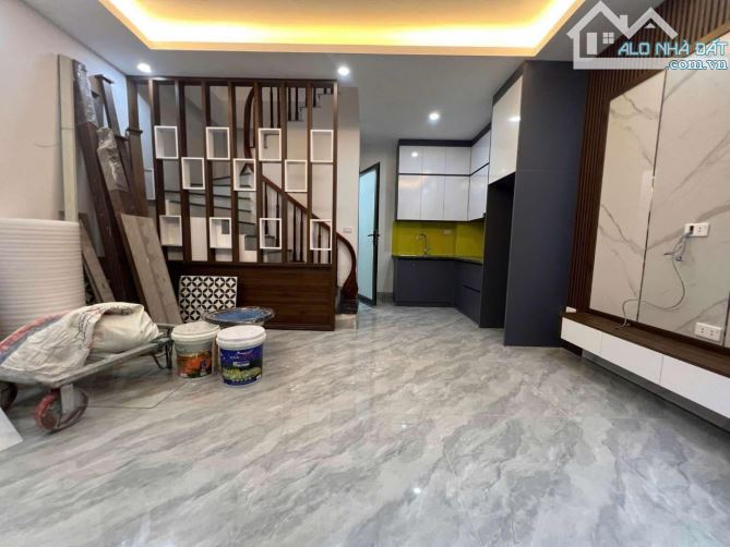 TRUNG TÂM QUẬN HOÀNG MAI- NHÀ XÂY MỚI TÂN MAI- 30M2- OTO ĐỖ CỔNG- GIÁ 6 TỶ3