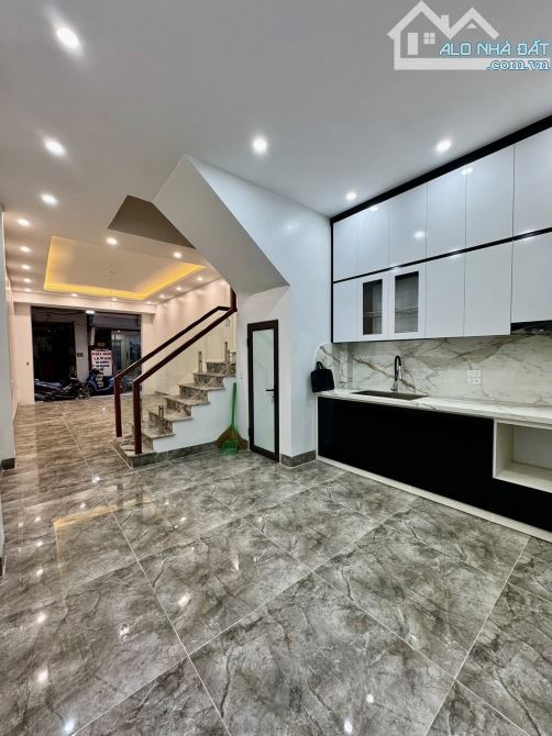 Mặt ngõ Láng, 10m ra ô tô tránh, ngõ thông, KD đỉnh, 52m 4 tầng 3.9m mặt, Giá 14 tỷ.
