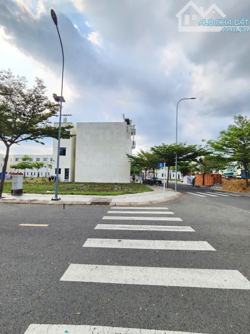 Bán lô góc kế công viên 6.3x15m, đường N2 KDC Icon Central p.Tân Đông Hiệp