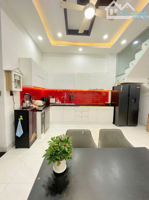 Nhà mới 3 tầng TP Nha Trang sau lưng cafe ngọc bích , đường ô tô 5m thông, gần KĐT VĐTrung