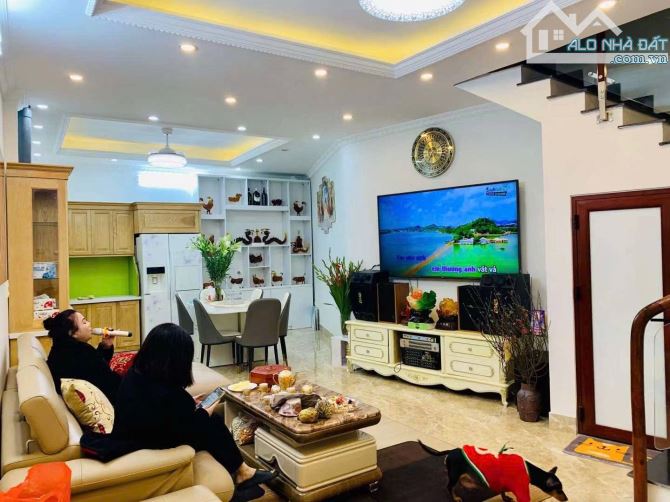Nhà đẹp ở ngay Dịch Vọng Hậu Cầu Giấy. Sổ 50m, 5 tầng 8 ngủ MT9m Giá 11 tỷ - 1