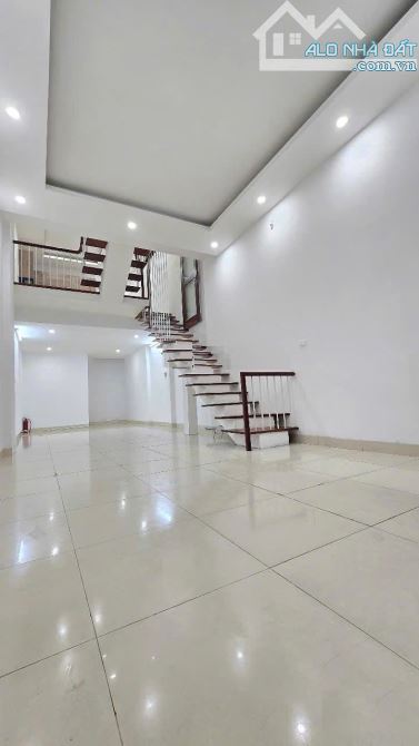 CHO THUÊ Nhà Hoàng Quốc Việt, DT 66m, 5 tầng, MT 4m, THÔNG SÀN, Ô TÔ TRÁNH - 1
