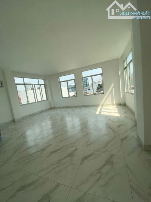 - bán gấp nhà mặt tiền Trần Huy Liệu- Giá: 33 tỷ TL- Diện tích: 6.7 x 14m KC 4 tầng - 2
