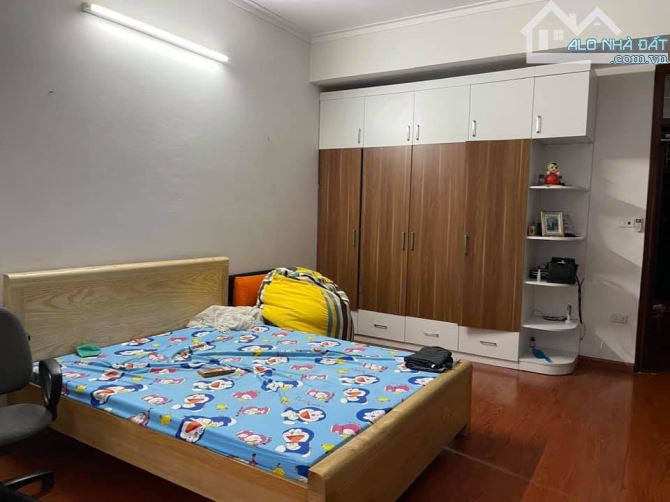 Bán nhà riêng phố Chùa Láng, Đống Đa. 106 m2, x 3T x Mt 5m. Lô góc 2 thoáng ngõ thông ô tô - 5