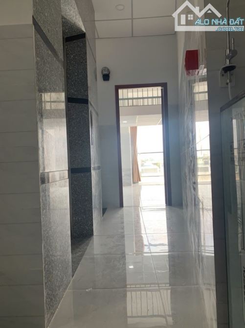 BÁN NHÀ TRỌ MTKD 6 TẦNG - THU NHẬP 40TR / THÁNG - CÓ THANG MÁY - 8