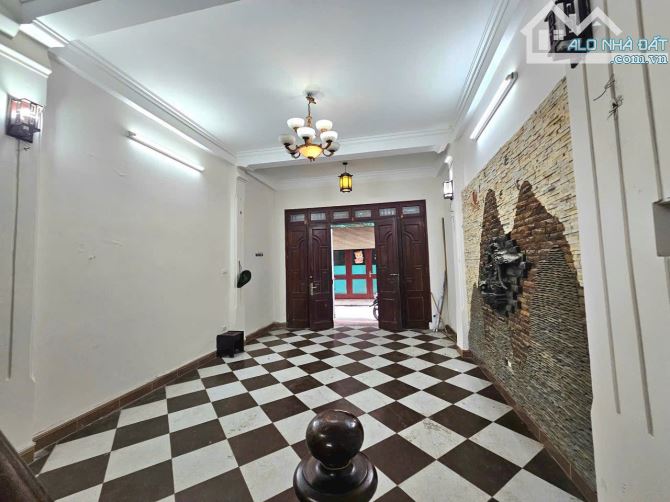 ngôi nhà đẹp như mơ là có thật các bác nhé-oto đỗ cửa mt thông thoáng