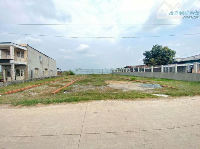 Đi định cư sang Úc ông anh cần bán nhanh lô đất 1000m2 Full thổ cư bán nhanh 8ty200tr SHR