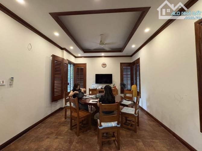 Biệt thự Vườn Đào Lạc Long Quân Tây Hồ. Sổ A4 231m, 5 tầng MT15m Giá 120 tỷ