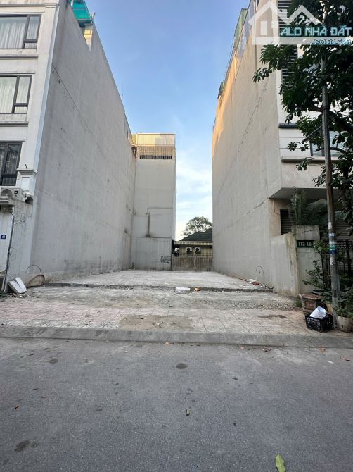 Bán đất đấu giá phường Việt Hưng. 85m2. Mt 5m. Vỉa hè 2 oto tránh