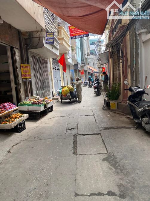 BÁN NHÀ KIM GIANG . GẦN ỦY BAN PHƯỜNG ĐẠI KIM . CHỢ . NHÀ ĐẸP . Ô TÔ QUA NHÀ . NGÕ THÔNG