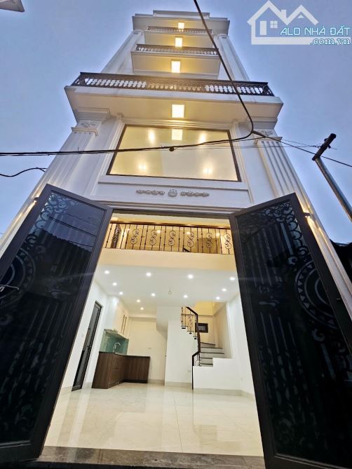 Hiếm - Nhà 3 mặt thoáng - ngõ thông - mặt tiền rộng