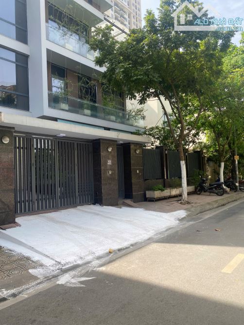 BÁN VIP BIỆT THỰ CẦU GIẤY – VỈ HÈ Ô TÔ TRÁNH – THANG MÁY – KINH DOANH –  DT 309M2