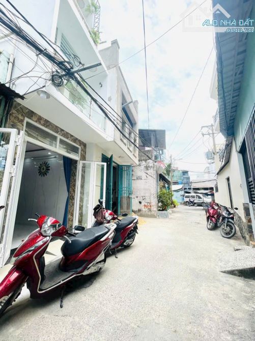 Bán nhà 1 trệt 2 lầu hẻm xe tải ngay Chợ Hạnh Thông Tây nội thất giá 3.79 tỷ TL